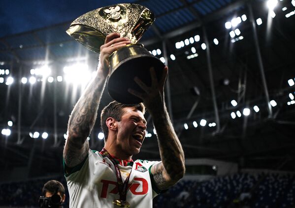 فيودور سمولوف، لاعب  فريق نادي لوكوموتيف، في حفل توزيع الجوائز بعد مباراة كأس السوبر الروسي بين فريقي إف سي زينيت (سان بطرسبورغ) و إف سي لوكوموتيف (موسكو) - سبوتنيك عربي