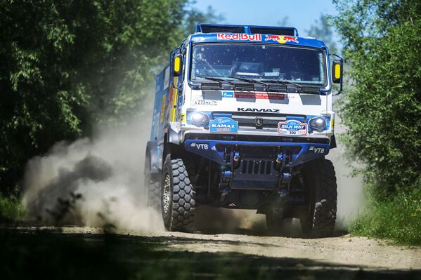 شاحنة في سباق رالي طريق الحرير خلال اجتيازها مرحلة من مراحل السباق في منطقة إيركوتسك الروسية - سبوتنيك عربي