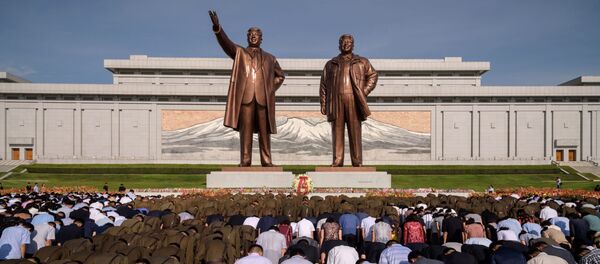 سكان بيونغ يانغ خلال دقيقة صمت أمام النصب التذكاري لكيم إيل سونغ وكيم جونغ إيل في يوم الذكرى الـ 25 لوفاة كيم إم سونغ، بيونغ يانغ، كوريا الشمالية 8 يوليو/ تموز 2019 - سبوتنيك عربي