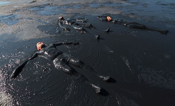 مصطافون يأخذون حمامات الطين في بحيرة تشوكراك بالقرب من قرية كورورتنويه في شبه جزيرة القرم، 7 يوليو/ تموز 2019 - سبوتنيك عربي
