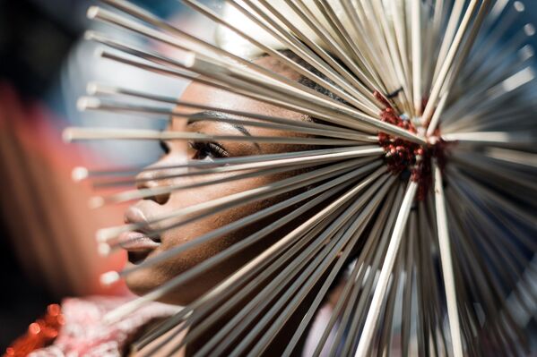 عارضة تقدم تصميم محلي في عرض للأزياء كجزء من سباقات الخيل Vodacom Durban، 6 يوليو/ تموز 2019 في ديربان، جنوب إفريقيا - سبوتنيك عربي