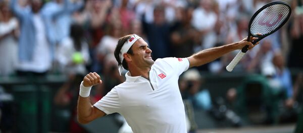 روجيه فيدرر بعد فوزه على نادال في قبل نهائي بطولة ويمبلدون للتنس بلندن - سبوتنيك عربي