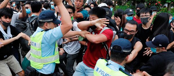 الشرطة تضرب بهراواتها المتظاهرين بعد مسيرة في شونغ شوي في هونغ كونغ - سبوتنيك عربي