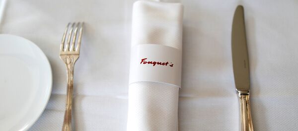 طاولة في مطعم فوكيه عشية إعادة افتتاحه في الشانزليزيه بعد حوالي 4 أشهر من نهبه من قبل السترات صفراء - سبوتنيك عربي