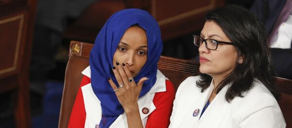 النائبتان إلهان عمر ورشيدة طايب تستمعان إلى خطاب حالة الاتحاد للرئيس دونالد ترامب النائبتان إلهان عمر ورشيدة طايب تستمعان إلى خطاب حالة الاتحاد للرئيس دونالد ترامب - سبوتنيك عربي