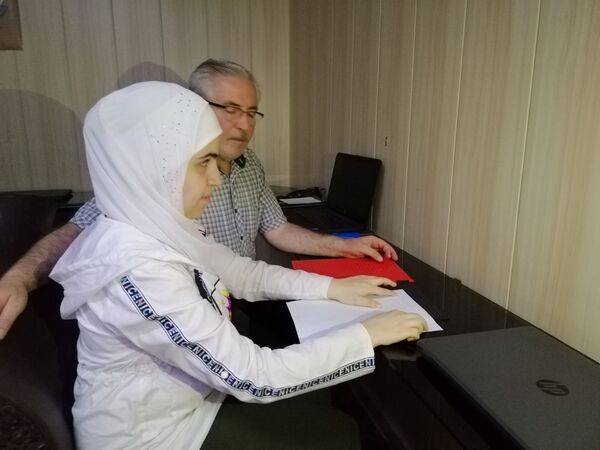 فتاة حلبية كفيفة الأولى بالبكالوريا رغم انقطاعها عن مدرستها خلال الحرب... فيديو وصور - سبوتنيك عربي