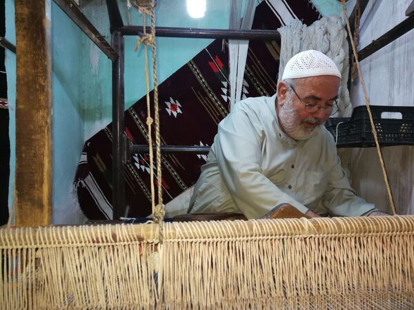 الحرفي في النول الخشبي عبد القادر غصيب من حلب - سبوتنيك عربي