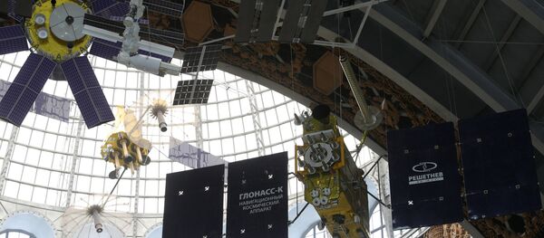 نموذج بالحجم الكامل للمركبة الفضائية Glonass-K (في الخلفية) لنظام الملاحة العالمي غلوناس الروسي في معرض مركز رواد الفضاء والطيران - سبوتنيك عربي