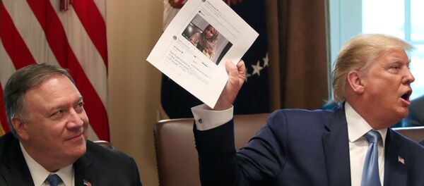 الرئيس الأمريكي دونالد ترامب يحمل ورقة بها تغريدة إلهان عمر حول النائب الأمريكي إلهان عمر - سبوتنيك عربي