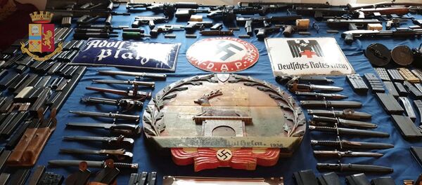 نشرة الشرطة الإيطالية تُظهر ترسانة كبيرة من الأسلحة بما في ذلك صاروخ جو-جو يقولون إنهم صادروها في غارات على النازيين الجدد في تورينو - سبوتنيك عربي