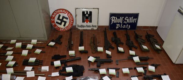 نشرة الشرطة الإيطالية تُظهر ترسانة كبيرة من الأسلحة بما في ذلك صاروخ جو-جو يقولون إنهم صادروها في غارات على النازيين الجدد في تورينو - سبوتنيك عربي