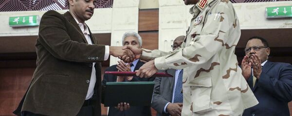 المجلس العسكري السوداني وقوى الحرية والتغيير يوقعان على الاتفاق السياسي - سبوتنيك عربي