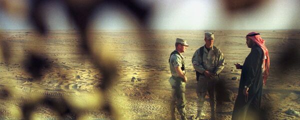 جنود أمريكيون يتحدثون مع مسؤول سعودي سابق في قاعدة الأمير سلطان الجوية - السعودية - سبوتنيك عربي