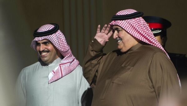 وزير الخارجية البحريني خالد بن أحمد آل خليفة يشير إلى أن وزير الخارجية الأمريكي مايك بومبيو وهو يغادر قصر القضيبية في المنامة - سبوتنيك عربي
