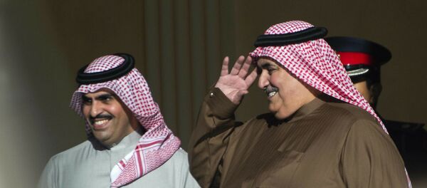 وزير الخارجية البحريني خالد بن أحمد آل خليفة يشير إلى أن وزير الخارجية الأمريكي مايك بومبيو وهو يغادر قصر القضيبية في المنامة وزير الخارجية البحريني خالد بن أحمد آل خليفة يشير إلى أن وزير الخارجية الأمريكي مايك بومبيو وهو يغادر قصر القضيبية في المنامة - سبوتنيك عربي