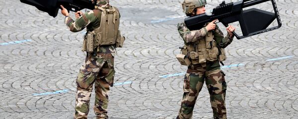 جنود الجيش الفرنسي يحملون أسلحة مضادة للطائرات المسيرة أثناء العرض العسكري بمناسبة يوم الباستيل في شارع الشانزليزيه في باريس، فرنسا، 14 يوليو/ تموز 2019 - سبوتنيك عربي
