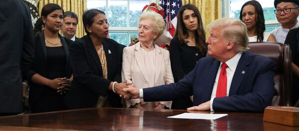 لقاء الرئيس الأمريكي دونالد ترامب 27 شخصا من الناجين من الاضطهاد الديني من 17 دولة مختلف أنحاء العالم - سبوتنيك عربي