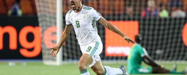اللاعب الجزائري بغداد بونجاح في مباراة الجزائر ضد السنغال في نهائي بطولة كأس الأمم الأفريقية في القاهرة، 19 يوليو/تموز 2019 - سبوتنيك عربي