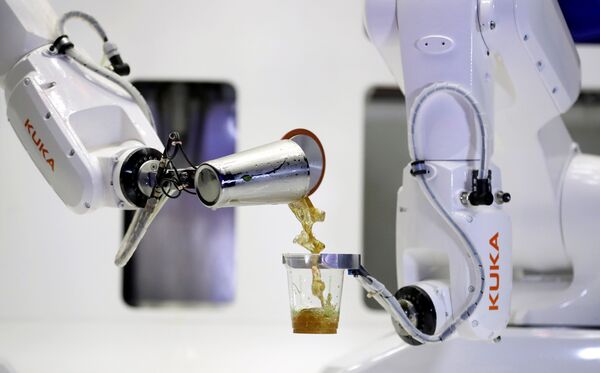 متفوقا على البشر... روبوت يمزج المشروبات الكحولية في نادي ليلي بالتشيك (صور) - سبوتنيك عربي