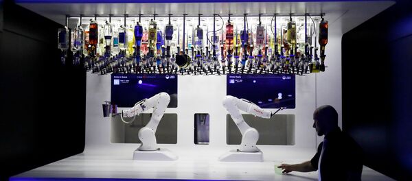 روبوت يمزج كوكتيلات كحولية في نادي ليلي العاصمة التشيكية براغ - سبوتنيك عربي