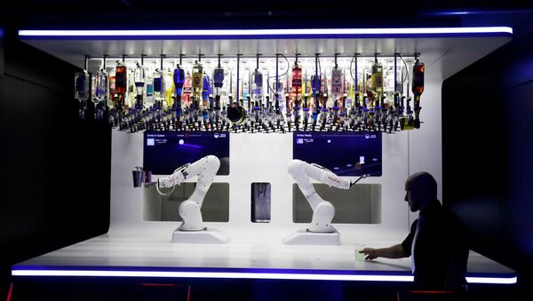 روبوت يمزج كوكتيلات كحولية في نادي ليلي العاصمة التشيكية براغ - سبوتنيك عربي