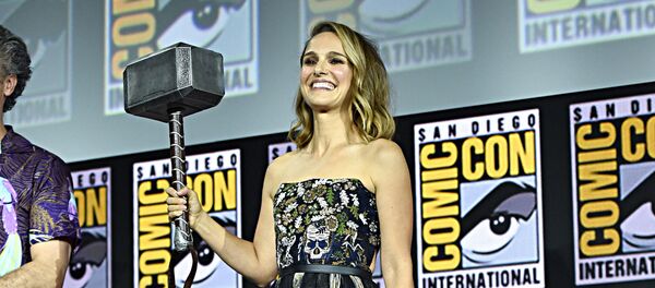 الممثلة الأمريكية ناتالي بورتمان في مؤتمر كوميك كون في سان دييغو، الولايات المتحدة، 20 يوليو/تموز 2019 - سبوتنيك عربي
