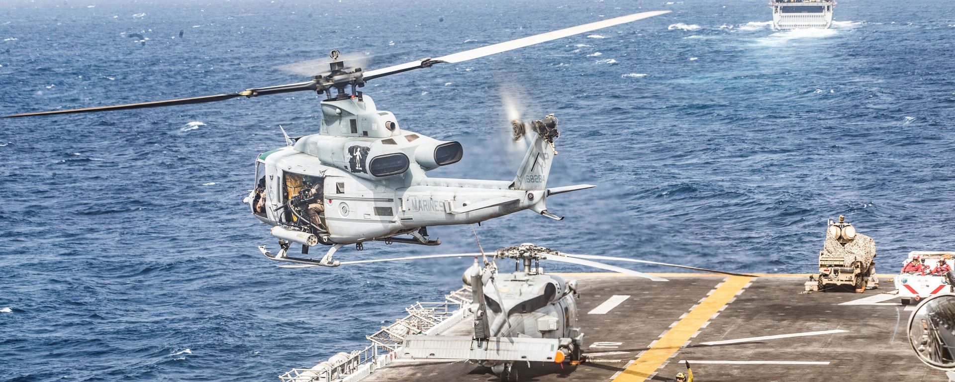 طائرة مروحية أمريكية من طراز UH-1Y تابعة لمشاة البحرية الأمريكية تقلع من سطح سفينة السفينة الهجومية البرمائية التابعة للبحرية الأمريكية يو إس إس بوكسير في خليج عمان وبحر العرب طائرة مروحية أمريكية من طراز UH-1Y تابعة لمشاة البحرية الأمريكية تقلع من سطح سفينة السفينة الهجومية البرمائية التابعة للبحرية الأمريكية يو إس إس بوكسير في خليج عمان وبحر العرب - سبوتنيك عربي, 1920, 09.05.2021