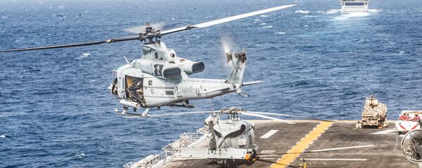 طائرة مروحية أمريكية من طراز UH-1Y تابعة لمشاة البحرية الأمريكية تقلع من سطح سفينة السفينة الهجومية البرمائية التابعة للبحرية الأمريكية يو إس إس بوكسير في خليج عمان وبحر العرب طائرة مروحية أمريكية من طراز UH-1Y تابعة لمشاة البحرية الأمريكية تقلع من سطح سفينة السفينة الهجومية البرمائية التابعة للبحرية الأمريكية يو إس إس بوكسير في خليج عمان وبحر العرب - سبوتنيك عربي