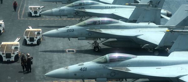 طائرات على سطح السفينة يو إس إس أبراهام لنكولن في خليج عمان بالقرب من مضيق هرمز - سبوتنيك عربي