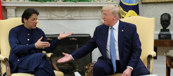 رئيس وزراء باكستان عمران خان، والرئيس الأمريكي دونالد ترامب في البيت الأبيض - سبوتنيك عربي