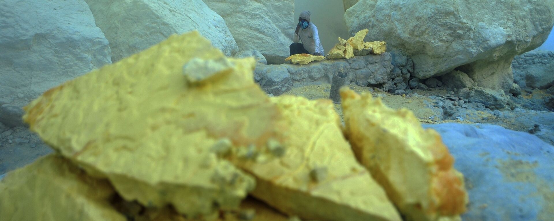 عامل منجم ينقل سلال الكبريت الصلب من مقلع يقع على البركان النشط كواه آيجن (Kawah Ijen) في إندونيسيا. يسود الفقر في المنطقة، والعمال ليس لديهم ملابس خاصة لهذه الوظيفة، ومتوسط الأجور، يتراوح بين 7-8 دولارات في اليوم. يقوم كل عامل منجم بنقل 75-90 كغم من الكبريت من المنجم في رحلة واحدة. - سبوتنيك عربي, 1920, 14.08.2025