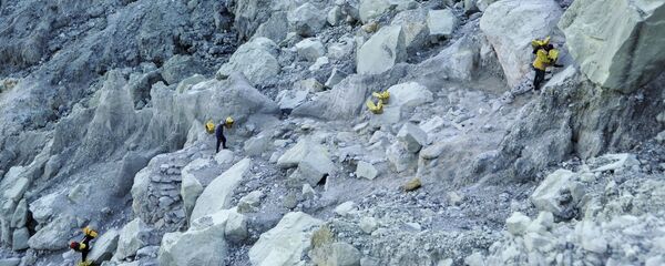عامل منجم ينقل سلال الكبريت الصلب من مقلع يقع على البركان النشط كواه آيجن (Kawah Ijen) في إندونيسيا. يسود الفقر في المنطقة، والعمال ليس لديهم ملابس خاصة لهذه الوظيفة، ومتوسط الأجور، يتراوح بين 7-8 دولارات في اليوم. يقوم كل عامل منجم بنقل 75-90 كغم من الكبريت من المنجم في رحلة واحدة. - سبوتنيك عربي