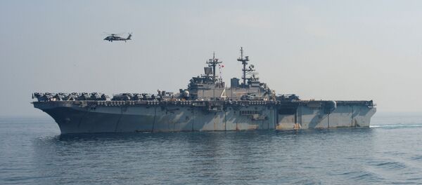 طائرة تحلق فوق سفينة الهجوم البرمائية التابعة للبحرية الأمريكية يو إس إس بوكسير - سبوتنيك عربي