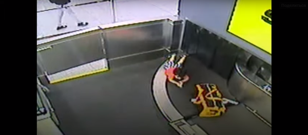 طفل يأخذ جولة على حزام نقل الأمتعة في مطار - سبوتنيك عربي