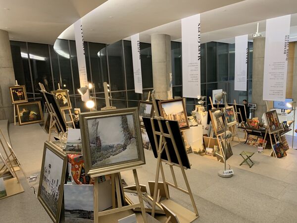 رسومات تقارن بأعمال الفنانين.. لأول مرة روبوت يرسم ويعرض أعماله في الصين - سبوتنيك عربي