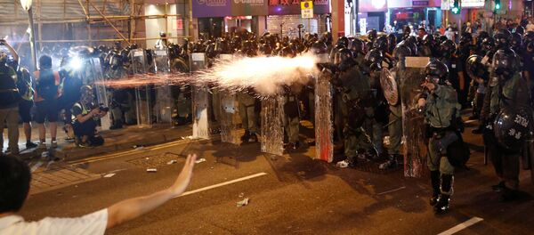 الشرطة الصينية تفرق المتظاهرين المشاركين في مسيرة للمطالبة بالاصلاحات الديموقراطية في هونغ كونغ، 21 يوليو/ تموز 2019 الشرطة الصينية تفرق المتظاهرين المشاركين في مسيرة للمطالبة بالاصلاحات الديموقراطية في هونغ كونغ، 21 يوليو/ تموز 2019 - سبوتنيك عربي