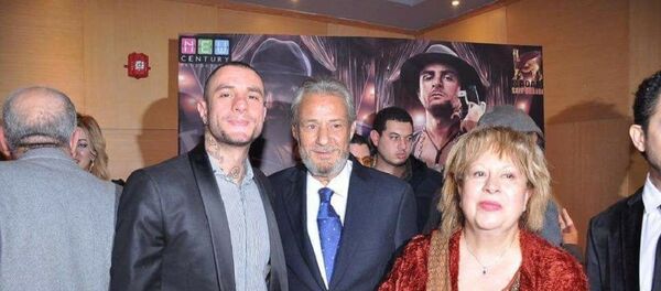 الممثل المصري فاروق الفيشاوي يتوسط نجله أحمد الفيشاوي وزوجته السابقة سمية الألفي - سبوتنيك عربي