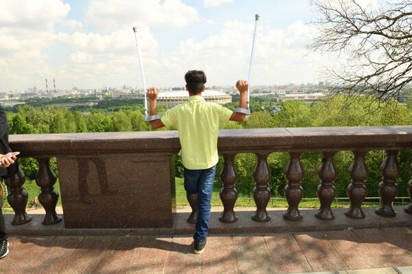 بالصور.. عكاز سحري يحقق أحلام ميسي العراق في روسيا - سبوتنيك عربي