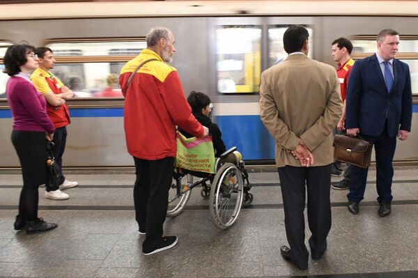 بالصور.. عكاز سحري يحقق أحلام ميسي العراق في روسيا - سبوتنيك عربي
