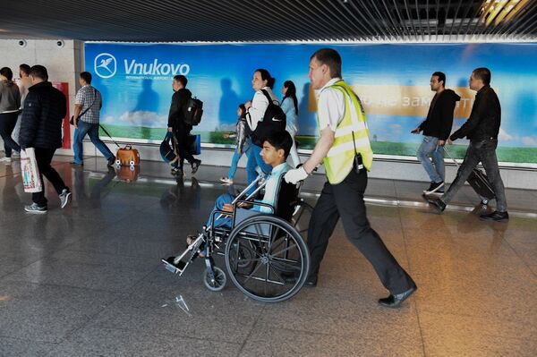 بالصور.. عكاز سحري يحقق أحلام ميسي العراق في روسيا - سبوتنيك عربي