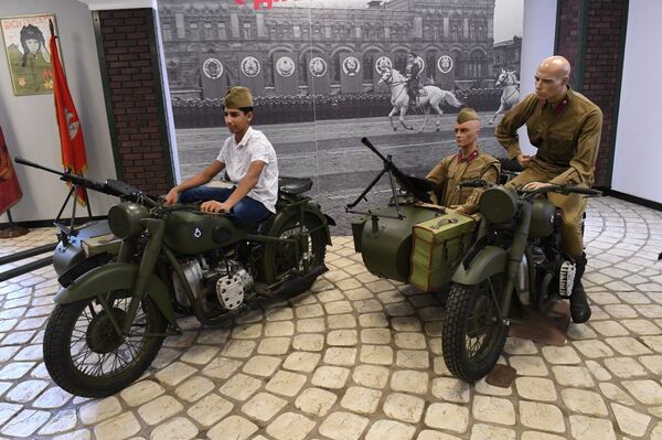 بالصور.. عكاز سحري يحقق أحلام ميسي العراق في روسيا - سبوتنيك عربي