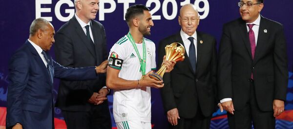 اللاعب الجزائري رياض محرز أثناء رفعه كأس الأمم الأفريقية في مصر 2019 اللاعب الجزائري رياض محرز أثناء رفعه كأس الأمم الأفريقية في مصر 2019 - سبوتنيك عربي