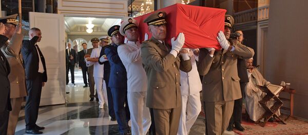 ضباط الجيش يحملون نعش الرئيس الراحل الباجي قائد السبسي أثناء تشييع جنازة الدولة في القصر الرئاسي في ضاحية قرطاج الشرقية في تونس العاصمة - سبوتنيك عربي