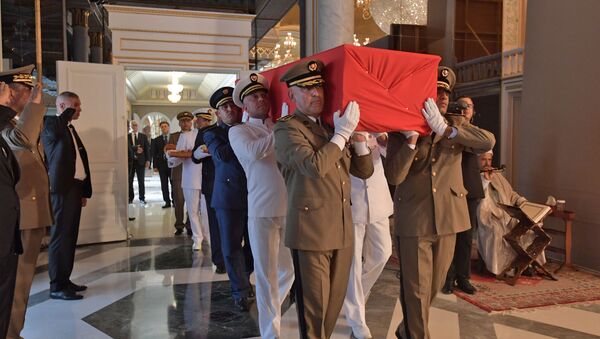 ضباط الجيش يحملون نعش الرئيس الراحل الباجي قائد السبسي أثناء تشييع جنازة الدولة في القصر الرئاسي في ضاحية قرطاج الشرقية في تونس العاصمة - سبوتنيك عربي