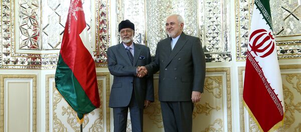وزير الخارجية الإيراني، محمد جواد ظريف، يستقبل نظيره العماني، يوسف بن علوي، في طهران - سبوتنيك عربي