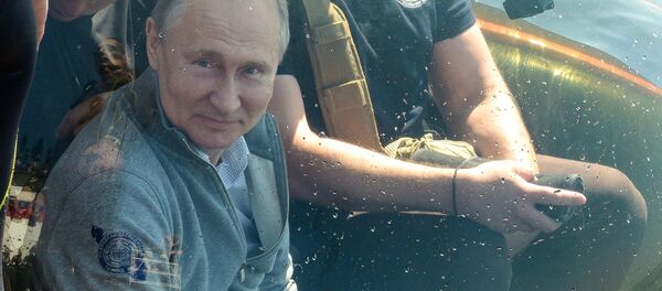 بوتين يغوص تحت الماء ويستكشف سفينة غارقة - سبوتنيك عربي