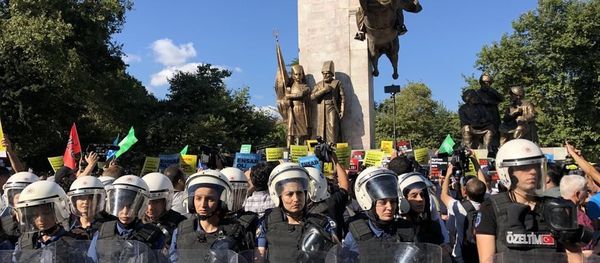 احتجاجات في تركيا ضد ترحيل السوريين احتجاجات في تركيا ضد ترحيل السوريين - سبوتنيك عربي