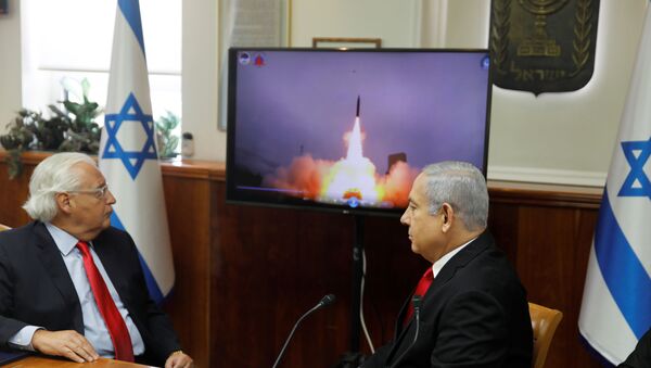 رئيس الوزراء الإسرائيلي بنيامين نتنياهو والسفير الأمريكي لدى إسرائيل ديفيد فريدمان يشاهدان شريط فيديو لدرع الصواريخ الباليستية Arrow-3 المدعوم من الولايات المتحدة الأمريكية أثناء سلسلة من اختبارات الاعتراض الحية خلال اجتماع لمجلس الوزراء في القدس رئيس الوزراء الإسرائيلي بنيامين نتنياهو والسفير الأمريكي لدى إسرائيل ديفيد فريدمان يشاهدان شريط فيديو لدرع الصواريخ الباليستية Arrow-3 المدعوم من الولايات المتحدة الأمريكية أثناء سلسلة من اختبارات الاعتراض الحية خلال اجتماع لمجلس الوزراء في القدس - سبوتنيك عربي