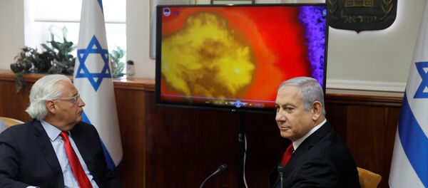 رئيس الوزراء الإسرائيلي بنيامين نتنياهو والسفير الأمريكي لدى إسرائيل ديفيد فريدمان يشاهدان شريط فيديو لدرع الصواريخ الباليستية Arrow-3 المدعوم من الولايات المتحدة الأمريكية أثناء سلسلة من اختبارات الاعتراض الحية خلال اجتماع لمجلس الوزراء في القدس - سبوتنيك عربي