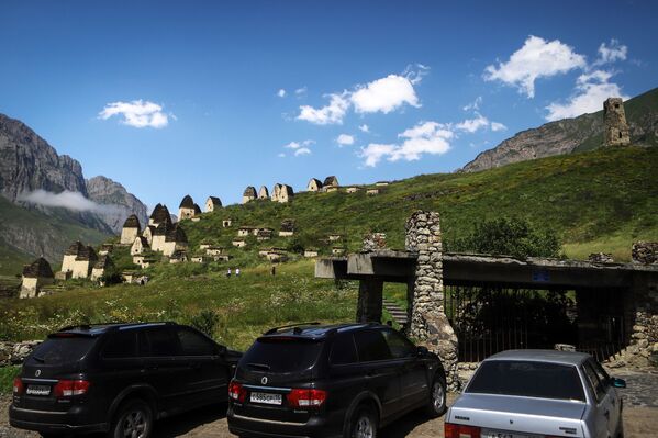 سيارات السياح متوقفة بالقرب من المقبرة في إقليم مدينة الموتى في جمهورية أوسيتيا الشمالية الروسية - سبوتنيك عربي